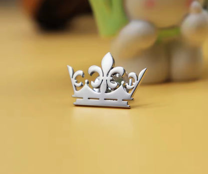 The Horse Den Plain Crown Pin